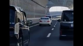 後ろから現れた覆面！二車線跨ぎ！違反でしょ？