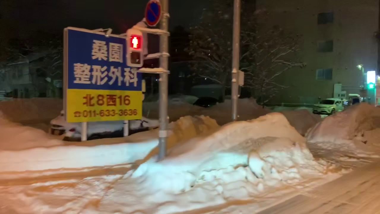 ドライブレコーダー風　札幌近郊が夕方にベタ雪降ったため夜、"しばれ"た為、道路はスケートリンク状態に。タイヤで踏む部分は、タイヤの空転で更に磨きがかかる。要注意道路。