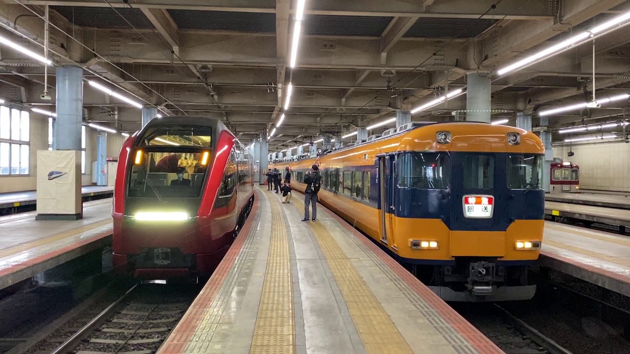 近鉄「ひのとり」試乗会列車、旧型特急車と並ぶ。