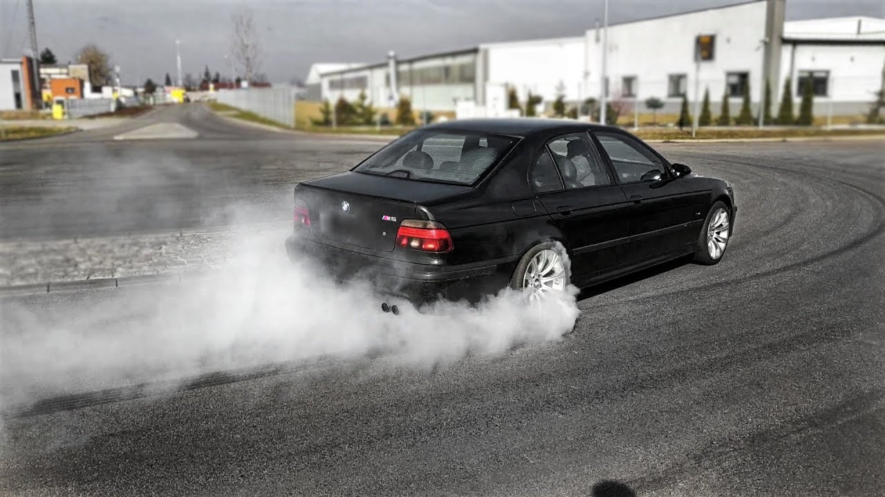 DRIFTING BMW M5 E39 V8 BURNOUT & BRUTAL SOUND