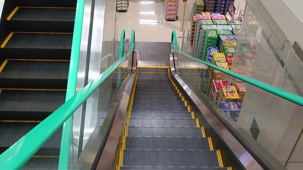 Escalator of the Japanese shopping mall　ゆめタウンみゆき店の駐車場側の三菱製エスカレーター