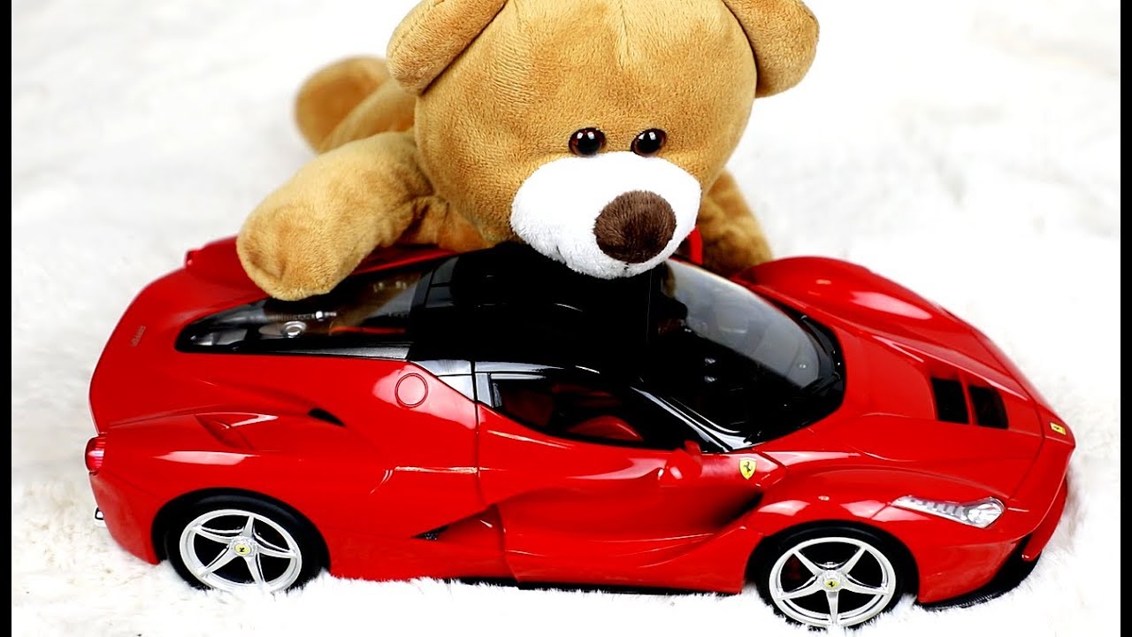 Lustiger Bär spielt und packt Spielzeug Ferrari aus 🐻🚗 Ferngesteuertes Spielzeug Auto LaFerrari