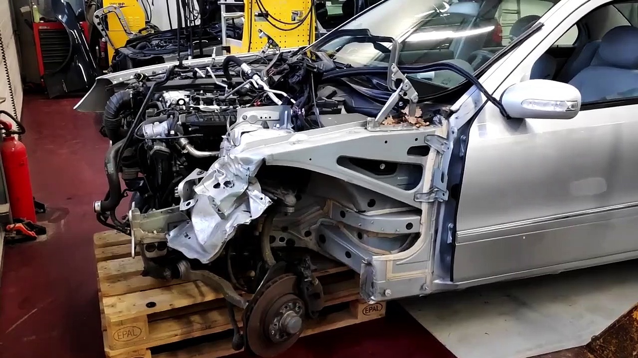 Mercedes W211 frontal damage setup on the Celette bench