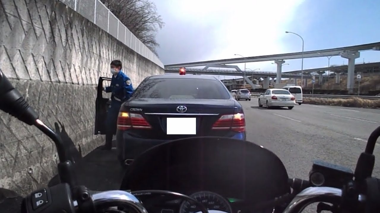 【POLICE】・PCX・覆面パトカーさんが マツダ車をスピード違反で 捕まえる瞬間！＆途中,白の覆面パトカーさんも登場！・〔音量 注意〕