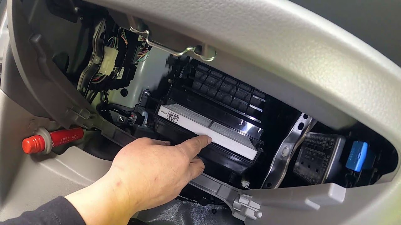 スズキ車　ＤＡ１７　エブリイ エブリィ　エアコンフィルターの交換 外し方 取り外し 取り付け方法