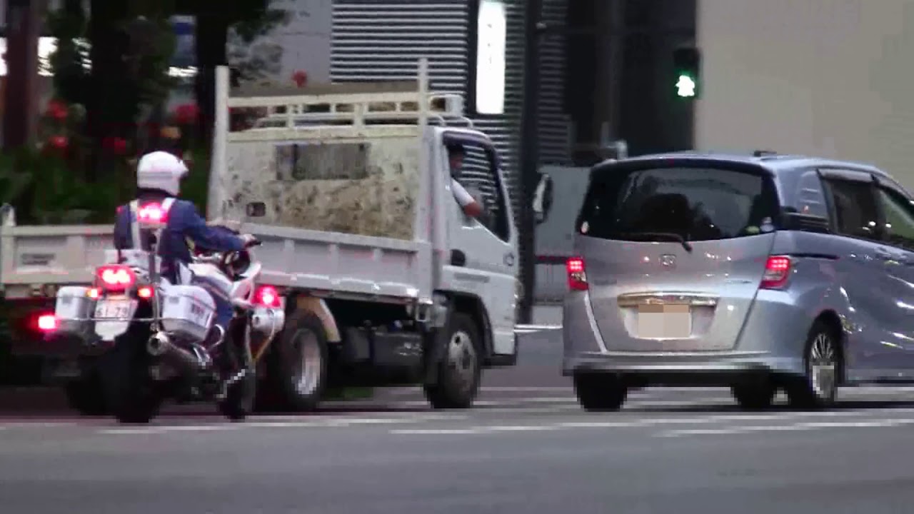 【警察】赤信号で普通に進む車を捕える白バイ