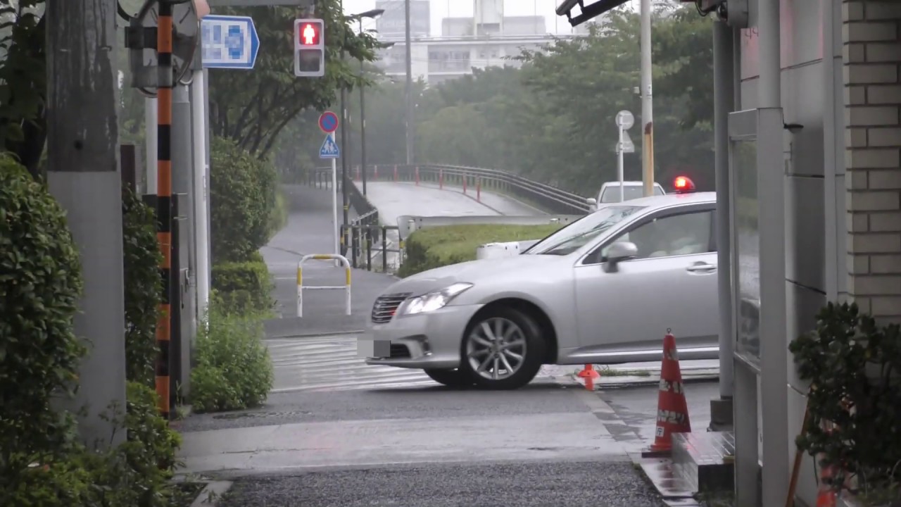 【警察】信号無視の車を追う銀色覆面パトカー