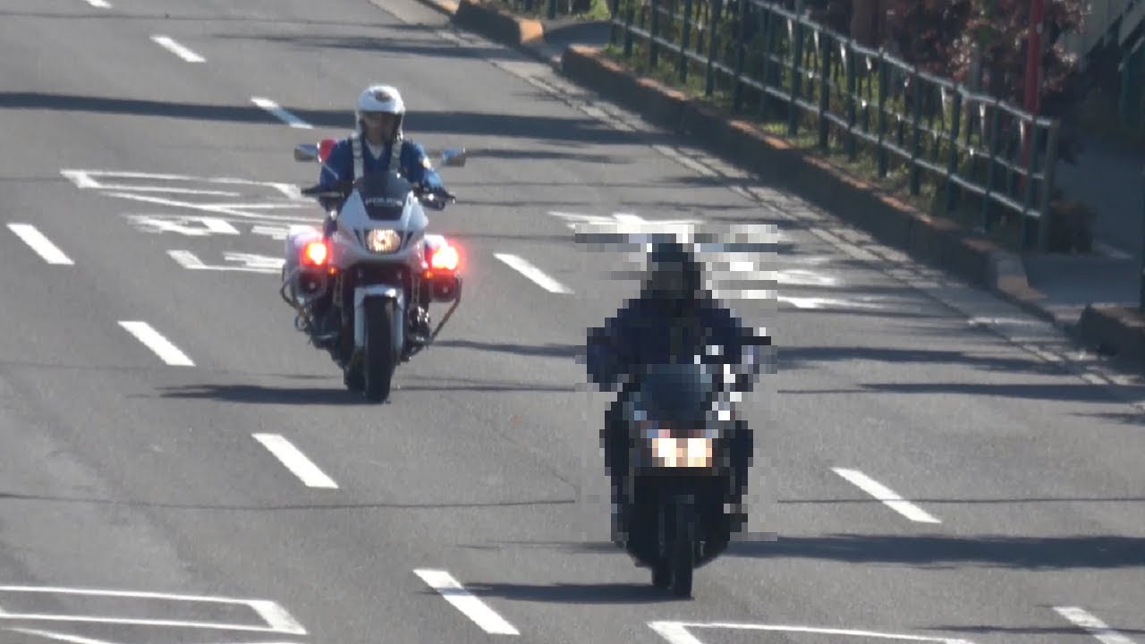 真後ろの白バイにまったく気付かない速度超過のバイクがスピード違反で交通機動隊に緊急走行で検挙された瞬間！Japanese Motorcycle police