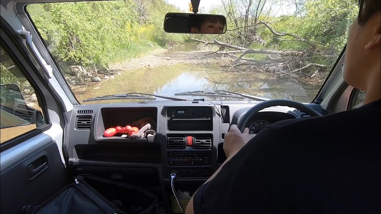軽トラ　川の奥地で秘境を見つけた！　Suzuki Carry Mini Truck