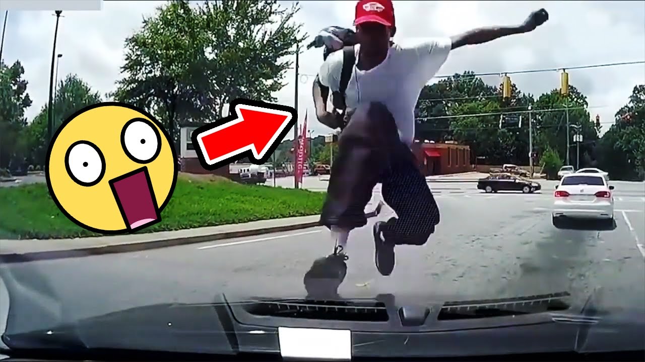 交通事故 | 車cam记录交通事故合集 – 真倒霉！ 突然在街上遇到一個傻的， 直接跳上來踹爆車鏡！ car crashes 2020