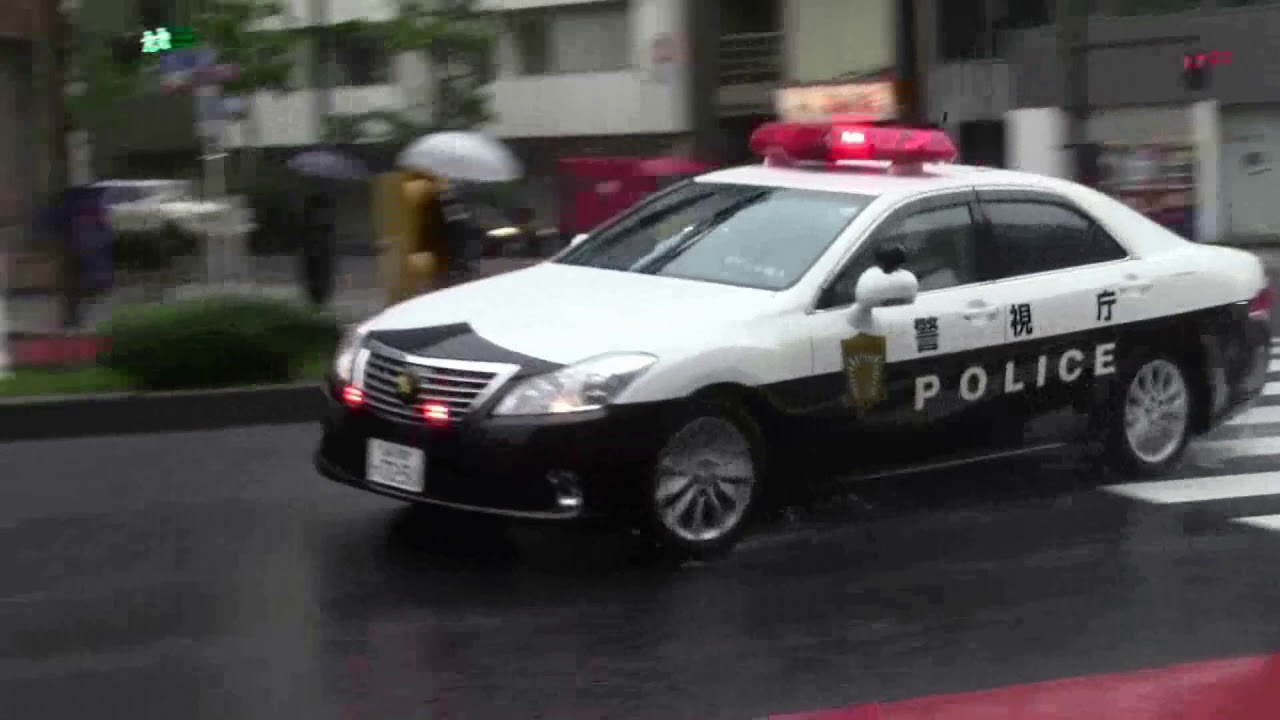 【警察】土砂降りの雨の中、信号無視の違反車を追う白黒パトカー
