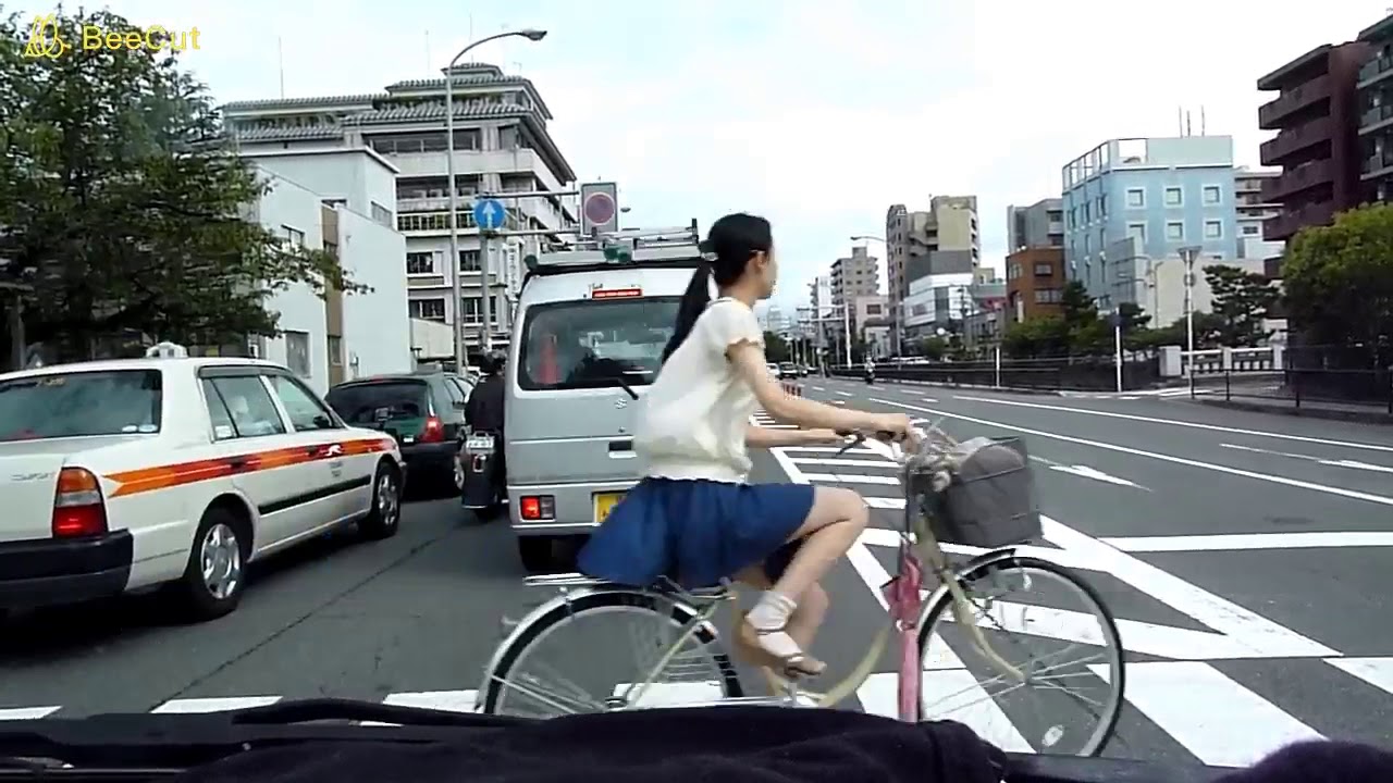 【ドライブレコーダー】女性がバイクと接触し・・・