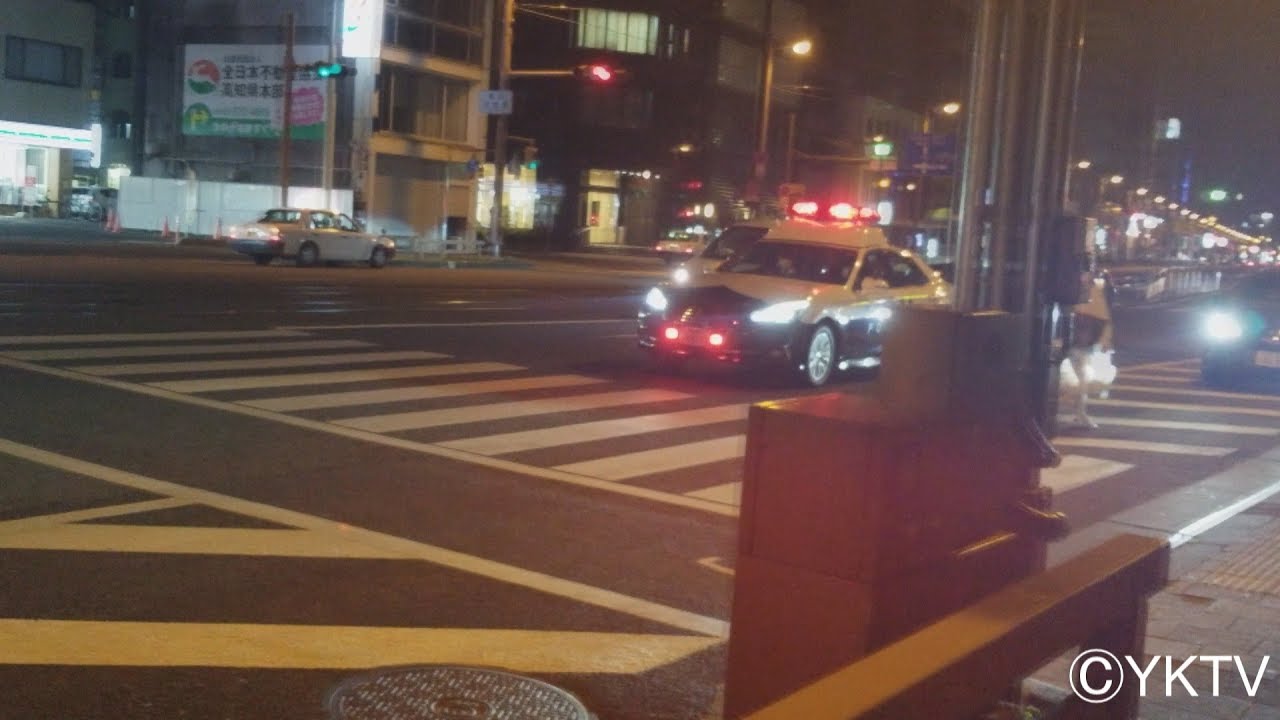 泥酔者保護に駆けつける高知県警210系クラウンパトカー