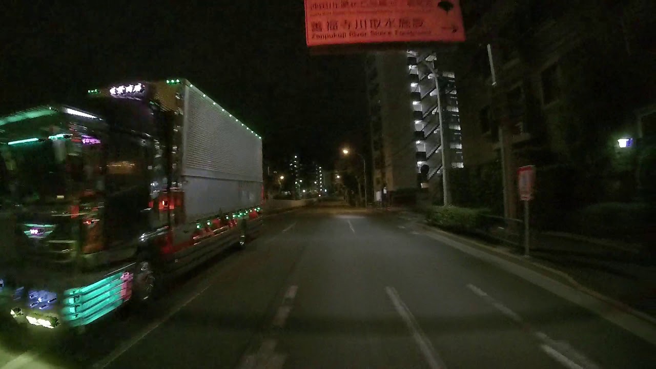 疾走するデコトラ　A decorative truck speeding by.