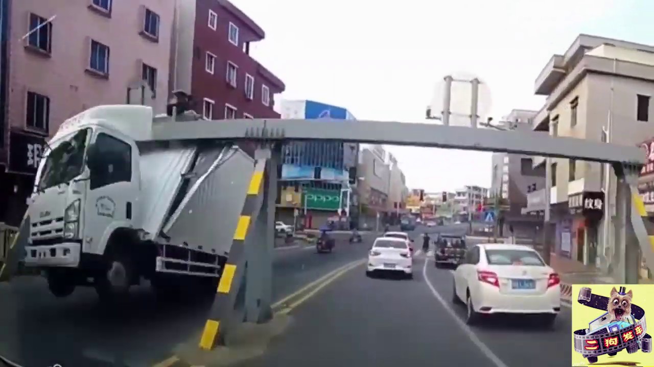 SUV深夜肇事奪路而逃，兩車猛烈相撞險些墜橋！