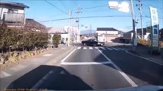 アメ車が縁石で、事故る瞬間を目撃！日本じゃ乗らない方がええな