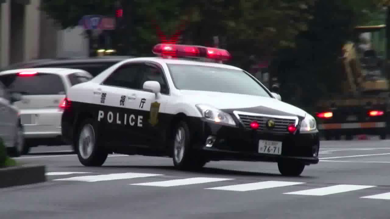 【警察】信号無視のトラックを追う交通機動隊の白黒パトカー