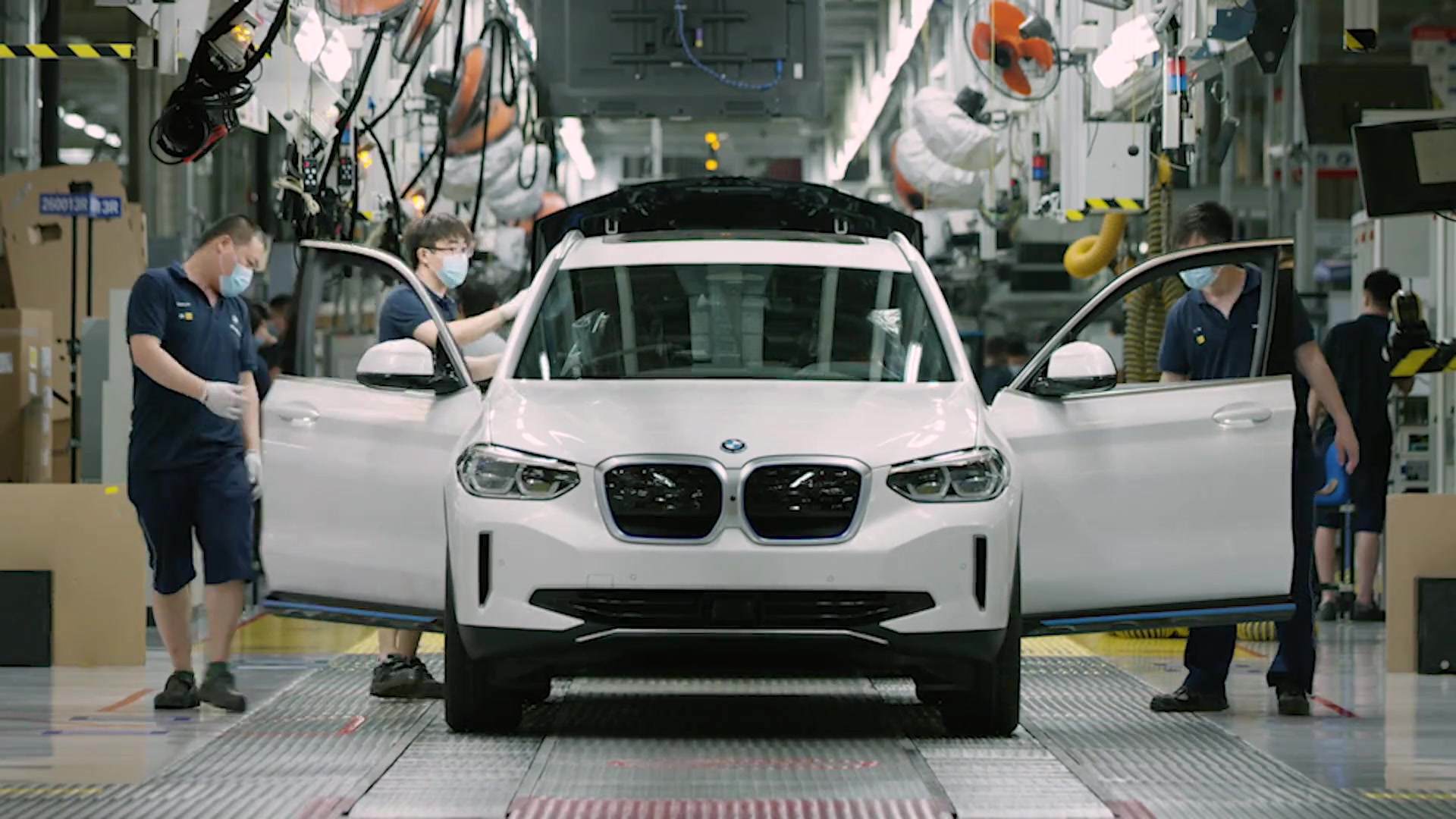 بدء إنتاج سيارة BMW iX3 الكهربائية بالكامل