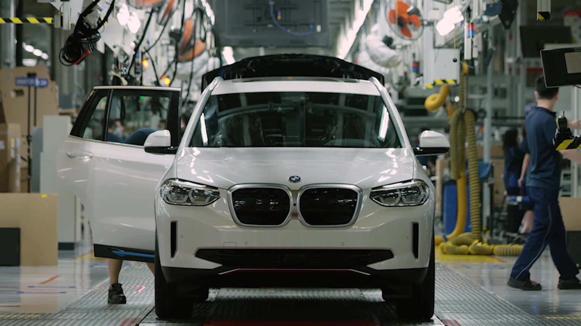 Erster BMW iX3 läuft bei BMW Brilliance Automotive in Shenyang, China, vom Band
