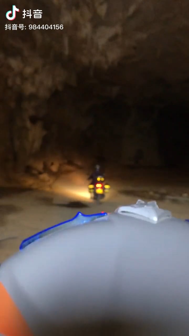 【探検】洞窟トンネルのドライブはいいかも！2020103007