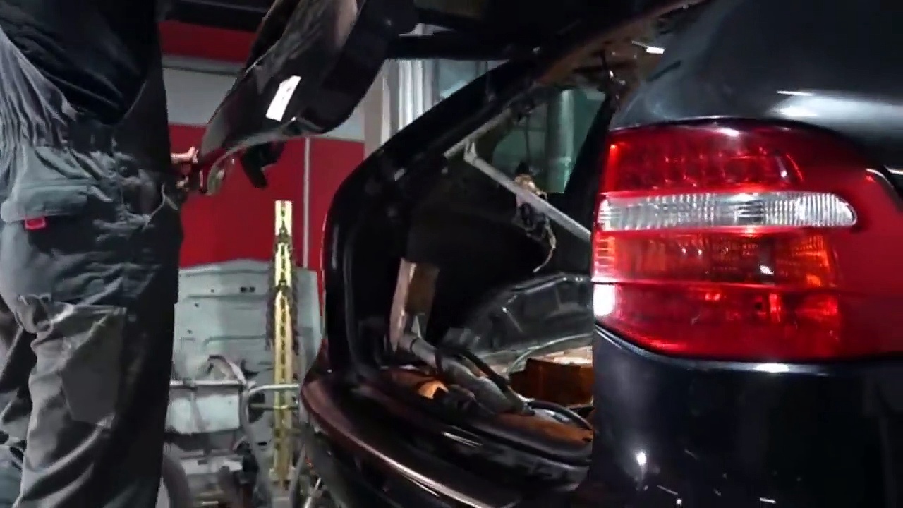 Repair of a Porsche Cayenne GTS by professionals from the Legorage team on the Celette frame machine (2)