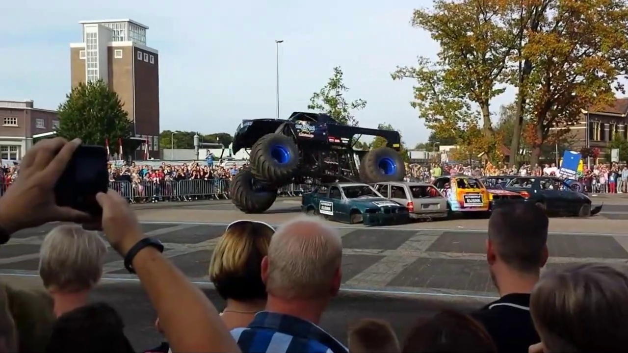 Monster truck crashes into crowd in Haaksbergen – Alternative angle