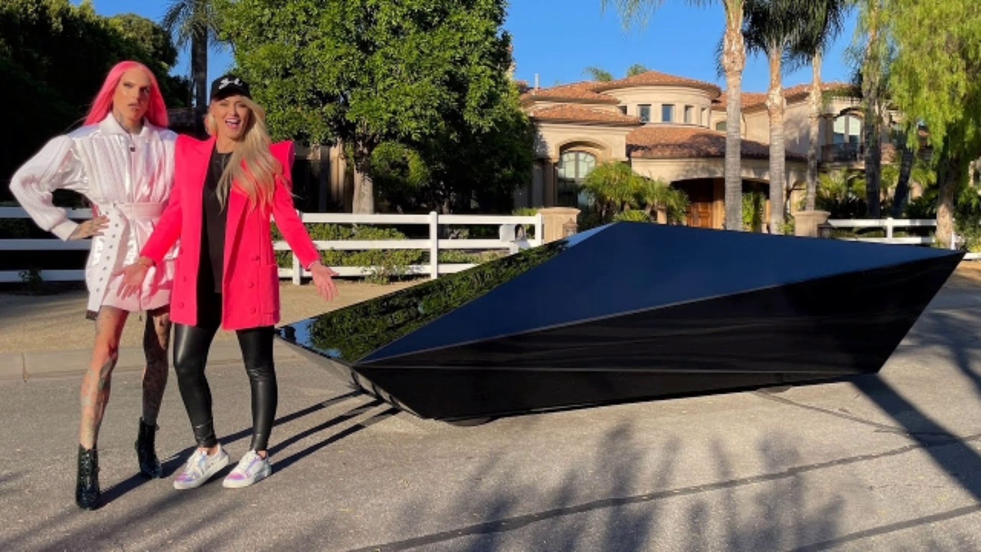 SURPRISING JEFFREE STAR WITH A UFO CAR ! Supercar Blondie l
